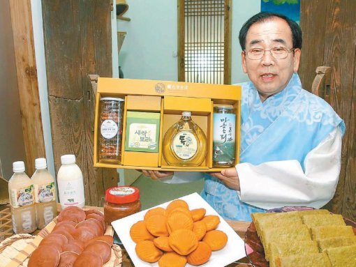 영광찰보리컨소시엄사업단이 추석을 앞두고 찰보리를 이용한 식품으로 선물세트를 마련했다. 김준성 영광군수가 들고 있는 것이 세트 1호, 아래에 놓여있는 품목들이 세트 2호 구성 상품이다. 영광찰보리컨소시엄사업단 제공