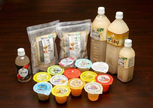 찰보리 전문 가공업체인 새암푸드먼트의 음료와 제품들.