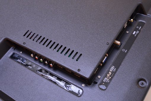 HDMI와 컴포넌트, USB 단자 등 다양한 입출력 인터페이스를 제공한다. (출처=IT동아)