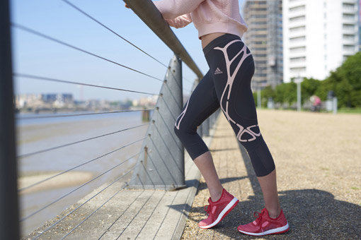 운동을 즐기는 여성들이 늘면서 스포츠 브랜드들이 여성 맞춤형 제품을 내놓고관련 이벤트를 벌이는 등 변화를 꾀하고 있다. 아디다스가 최근 출시한 여성전용 러닝화 ‘푸어부스트 X’. 사진제공｜아디다스