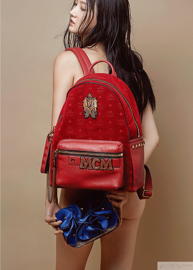로고가 위풍당당한 백팩 1백55만원 MCM. 입체적인 아플리케 장식의 벨벳 클러치백 58만원 판타지아가브리엘.