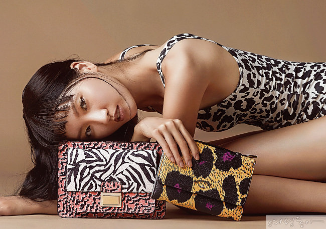 지브라 포인트 미니 백 가격미정 빔바이롤라. 관능적인 레오퍼드 패턴 클러치백 38만원 비비안웨스트우드. 보디슈트는 스타일리스트 소장품.