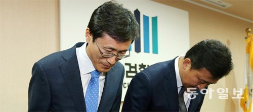 檢, 내부개혁 착수 “간부비리 수사 특별감찰단 신설” 31일 서울 서초구 대검찰청에서 정병하 대검 
감찰본부장(왼쪽)과 윤웅걸 대검 기획조정부장이 법조비리 단속반과 특별감찰단 신설을 골자로 하는 검찰개혁추진단의 개혁 방안을 
발표하기 전에 인사를 하고 있다. 전영한 기자 scoopjyh@donga.com