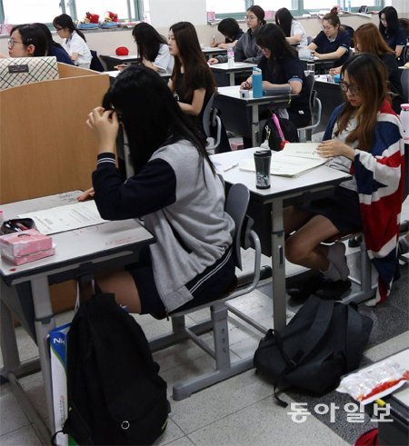1일 치러지는 대학수학능력시험 9월 모의평가에는 재학생 52만1614명, 졸업생 8만5775명이 응시한다. 사진은 6월 모의평가 때 모습. 동아일보DB