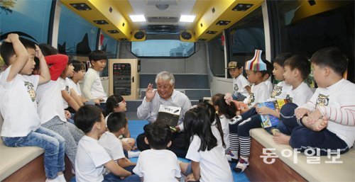 새로 마련한 ‘책 읽는 버스’에서 어린이들에게 책 읽기의 중요성에 대해 이야기하는 김수연 목사(가운데). 1년 내내 달리는 이 버스는 올해 말까지는 강원 지역을 주로 누비고 내년부터 경기, 충청 지역 등으로 활동 범위를 넓힐 예정이다. 화성=박영대 기자 sannae@donga.com