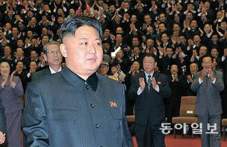 김정은 뒤에서 열심히 박수를 쳤지만 김용진 부총리(오른쪽)는 총살을 면치 못했다. 동아일보DB