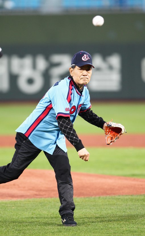 사진=4월 5일 부산 사직구장에서 열린 SK와의 홈 개막전에서 시구자로 나선 유두열 전 코치. 롯데 자이언츠 제공