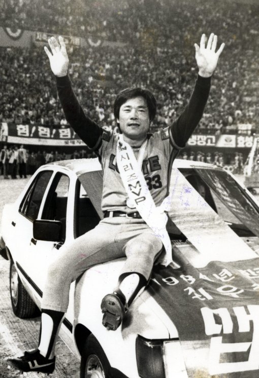 사진=1984년 한국시리즈 MVP 부상으로 받은 맵시나 승용차 위에서 
포즈를 취한 유두열 전 코치. 동아일보 DB