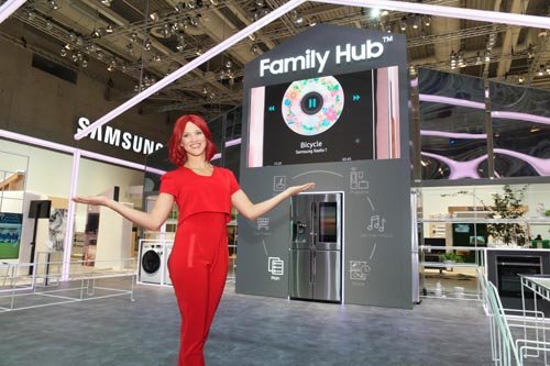 IFA걸이 ‘시티큐브 베를린’ 전시장에서 기존 냉장고가 가지고 있던 기능뿐 아니라 가족 생활의 중심으로서 다양한 기능을 제공하는 패밀리 허브를 소개하고 있다. 사진제공=삼성전자