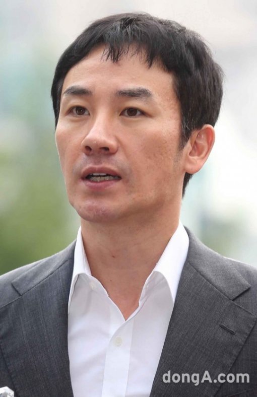 성폭행 혐의로 피소된 배우 엄태웅(42)이 1일 경찰에 출석했다.
