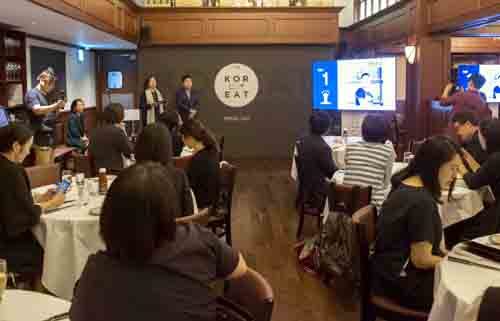 웰콤퍼블리시스 조유미 대표와 박정배 푸드칼럼니스트가 한국 대표 레스토랑 랭킹 코릿(KOREAT)의 2016년 TOP50 레스토랑을 발표하고 있다. 이번에 선정된 TOP 레스토랑의 맛을 한 자리에서 경험할 수 있는 ‘2016 코릿 제주 페스티벌’은10월 8~9일에 열릴 예정이다.