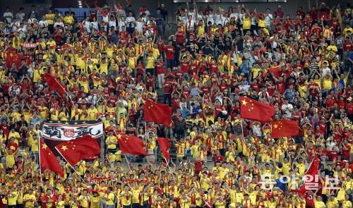 중국 축구 응원하러 한국 찾은 수천명 팬들, 자책골 터지자…