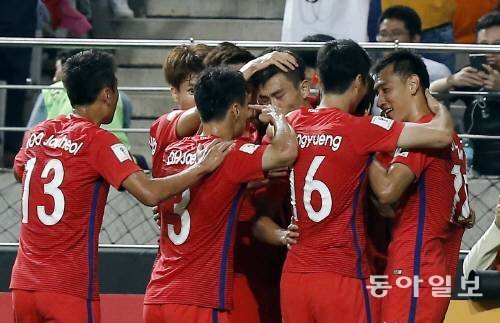 한중 축구 지동원 첫골 지동원 선수가 1일 오후 서울 마포고 서울월드컵경기장에서 열린 2018 러시아 월드컵 아시아 최종예선 대한민국과 중국의 경기 전반전에 골을 넣은 뒤 동료들과 환호하고 있다. 홍진환 기자 jean@donga.com