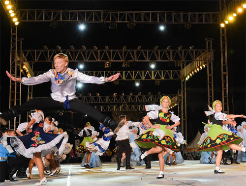 지난해 열린 원주 다이내믹 댄싱카니발의 경연팀 퍼레이드 장면. 6일 개막
하는 올해 댄싱카니발에는 국내외 144개 팀, 1만1400여 명이 참가한다. 원주 다이내믹 댄싱카니발 사무국 제공