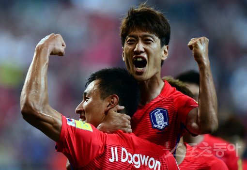 완벽한 골이었다. 이청용(뒤)이 1일 서울월드컵경기장에서 벌어진 중국과의 2018러시아월드컵 아시아 최종예선 1차전 후반 18분 2-0으로 달아나는 헤딩골을 터트린 뒤 크로스를 올려준 지동원과 함께 포효하고 있다. 상암 ｜ 김민성 기자 marineboy@donga.com