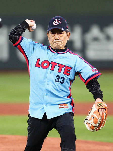 4월 5일 사직구장. 1일 세상을 떠난 고 유두열 전 청주고 감독이 롯데의 홈 개막전에서 시구를 했다. 공식석상에 나서 팬들에게 인사한 마지막 모습이었다. 고인은 암 투병 중이었지만 롯데 팬들 앞에서 멋진 시구를 보여줬다. 사진제공｜롯데 자이언츠