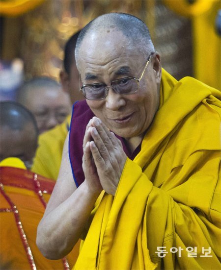 달라이 라마는 그동안 자신을 ‘설법자’ ‘석가의 비구’등으로 소개해 왔다. 그는 이번 친견에서 “설법자를 사상가로 바꿨다. 승려들이 사상가가 돼야 한다는 취지다”라며 함박웃음을 지었다. 다람살라=공동취재단