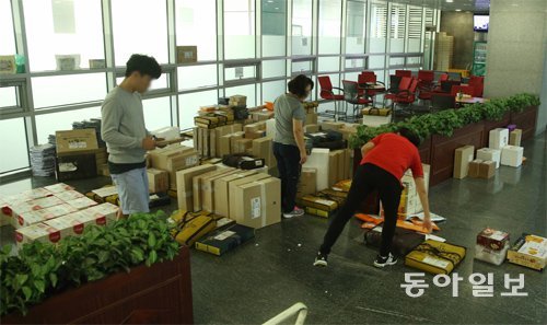 김영란법(부정청탁 및 금품 등 수수의 금지에 관한 법률) 시행이 약 한 달 앞으로 다가온 1일 국회 의원회관의 택배 보관 장소. 선물상자로 가득하던 예년과 달리 비교적 한산한 모습이다. 신원건 기자 laputa@donga.com