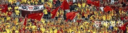 노란색 티셔츠를 입은 중국 팬 9000여 명이 1일 서울월드컵경기장 한쪽을 가득 메운 채 열띤 응원을 펼치고 있다. 홍진환 기자 jean@donga.com