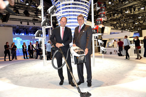 사진=밀레 및 진칸 공동회장이 ‘블라자드 CX1’ 진공청소기를 들고 포즈를 취하고 있는 모습