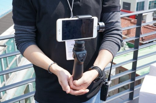 오즈모의 카메라를 스마트폰으로 대신하는 구조다. (출처=IT동아)