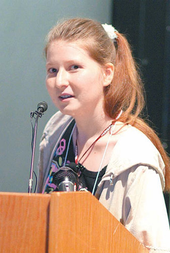 컴퓨터과학자 알렉산드라 엘바키얀이 2010년 6월 미국 하버드대에서 열린 학회에서 주제발표를 하는 모습. 엘바키얀은 2011년 ‘사이허브’를 만들어 유료 논문을 무료로 공개하고 있다. 위키미디어 제공