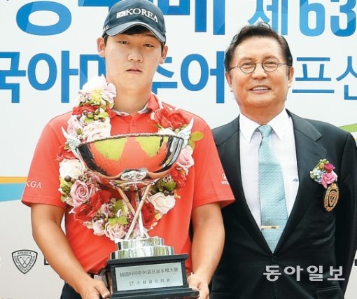 윤성호 선수와 허광수 대한골프협회회장.