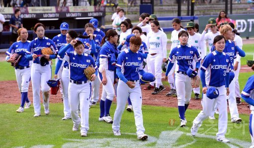 LG 후원 WBSC(세계야구소프트볼연맹) 2016 기장여자야구월드컵 A조 조별예선 1차전 한국과 파키스탄 경기가 3일 부산 기장군 현대차 드림볼파크에서 열렸다. 10-0 6회 콜드승을 거둔 한국 선수들이 그라운드 인사를 하고 있다. 기장(부산) | 김종원기자 won@donga.com