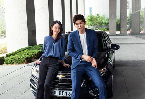 배우 신혜선과 윤균상을 통해 역동적 세련미를 강조한 쉐보레 크루즈의 새 광고 이미지. 사진제공｜쉐보레