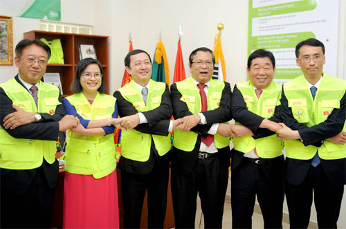 경북도는 지난달 30일 베트남 국립호찌민대에 ‘베트남 새마을운동연구소’를 열었다. 왼쪽부터 이지하 새마을세계화재단 대표, 응오티프엉란 호찌민대 인문사회과학대 부총장, 도후뚜잇 베트남 교육부 호찌민 시 대표, 보반샌 호찌민대 인문사회과학대 총장, 우병윤 경북도 정무실장, 정우진 주호찌민 총영사관 부총영사.
경북도 제공