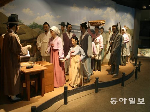 대구 중구 국채보상운동기념관 전시실에 있는 모형. 1907년 각계각층 국민이 국채보상에 나서는 모습이다. 이권효 기자 boriam@donga.com