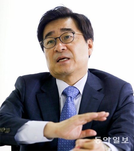 박주헌 에너지경제연구원 원장은 “신기후체제를 기회로 만들기 위해서는 첨단 에너지 기술을 통한 에너지 시스템 혁신이 필요하다”고 강조했다. 원대연 기자 yeon72@donga.com