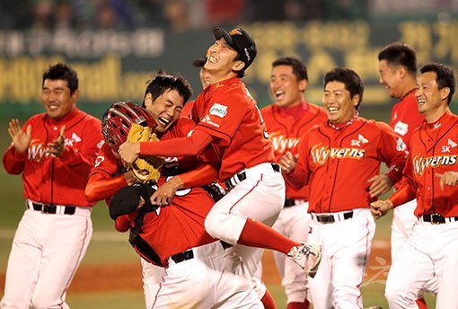 SK가 2000년대 후반 ‘왕조’를 구축할 당시 강렬한 인상을 남겼던 붉은색 원정 유니폼을 ‘스페셜 유니폼’ 형식으로 부활시킨다. 중위권 싸움이 치열한 상황에서 가을야구에 대한 염원을 담았다. 2010년 한국시리즈에서 4전 전승으로 우승을 확정짓고 기뻐하는 SK 선수들. 스포츠동아DB