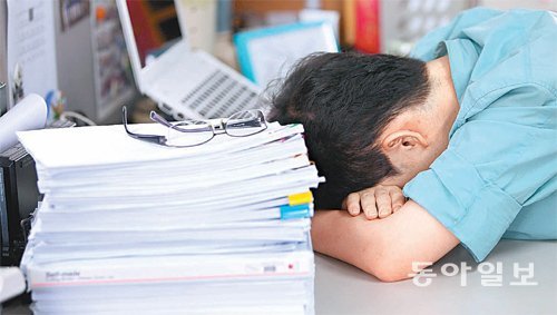 간 기능이 떨어지면 눈이 침침해지고 피로감도 쉽게 느끼지만 이를 위험신호로 알아차리기 쉽지 않다. 간은 손상에 대비해 충분한 예비 기능을 갖추고 있어 증상이 서서히 나타나기 때문이다. 간을 침묵의 장기라고 부르는 이유이다. 간 건강과 관련해 평소 관리의 중요성이 그만큼 더 커진다. 동아일보DB