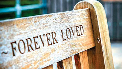 천편일률적 장례식을 치르는 한국과 달리 서양에서는 유가족이 고인의 이름과 생애를 새긴 의자 등을 공원에 설치해 망자를 기리기도 한다.