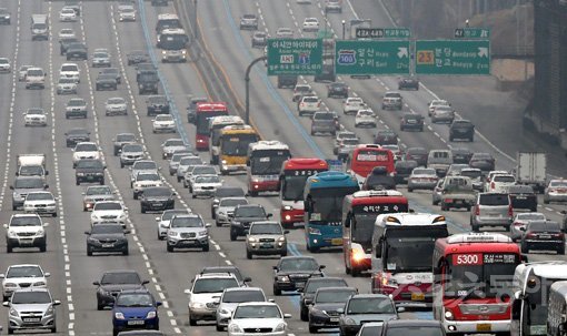 고향으로 향하는 길. 추석 귀성 때 고속도로의 정체를 뚫고 장시간 운전을 하거나 불편한 자세로 대중교통을 이용하면 허리에 이상이 생기기 쉽다. 반드시 가벼운 스트레칭으로 몸을 풀어야 한다. 스포츠동아DB