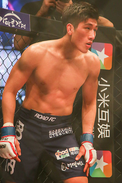 격투기 밴텀급의 최강자 김민우의 꿈은 챔피언 벨트를 손에 쥐고 체육관에 있는 두 명의 챔피언(ROAD FC 미들급 차정환, 페더급 최무겸)과 함께 사진을 찍는 것이다. 9월24일 네즈 유타와의 경기는 챔피언을 향한 꿈이 실현되기 위한 마지막 관문이다. 사진｜정성욱 객원기자·랭크5 편집장