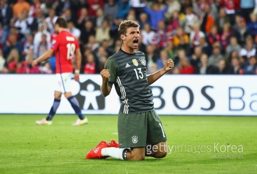 독일의 토마스 뮐러가 5일(한국시간) 올레발 스타디움에서 벌어진 노르웨이와의 2018러시아월드컵 유럽 최종예선 1차전 원정경기 후반 15분 3-0으로 달아나는 쐐기골을 터트린 뒤 포효하고 있다. 사진=ⓒGettyimages이매진스