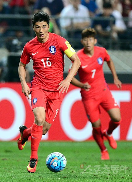 축구국가대표팀 기성용이 1일 서울월드컵경기장에 벌어진 중국과의 2018러시아월드컵 아시아 최종예선 1차전 도중 드리블을 하고 있다. 대표팀은 중국전 후반 급격하게 흔들렸다. 6일 말레이시아 세렘반에서 시리아를 상대로 치를 최종예선 2차전에서 주장 기성용의 어깨가 그만큼 더 무거워졌다. 스포츠동아DB