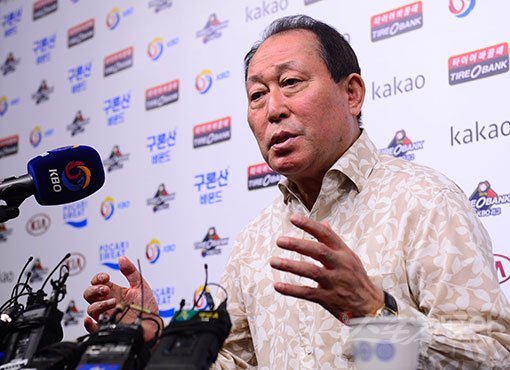 다시 한번 위대한 도전! 제4회 월드베이스볼클래식(WBC) 사령탑으로 선임된 김인식 감독이 5일 KBO 야구회관에서 열린 기자회견에서 진지한 표정으로 취재진의 질문에 답하고 있다. 김진환 기자kwangshin00@donga.com