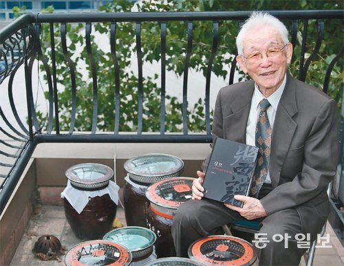 지난달 30일 서울 중구 정동에 있는 한 사무실에서 이한창 전 동덕여대 연구교수가 장이 담긴 독 앞에서 자신의 저서 ‘장보’에 
대해 설명하고 있다. 그는 “기록을 살피면 우리가 역사적으로 장을 얼마나 중요하게 다뤄 왔는지 알 수 있다”고 말했다. 박영대 
기자 sannae@donga.com
