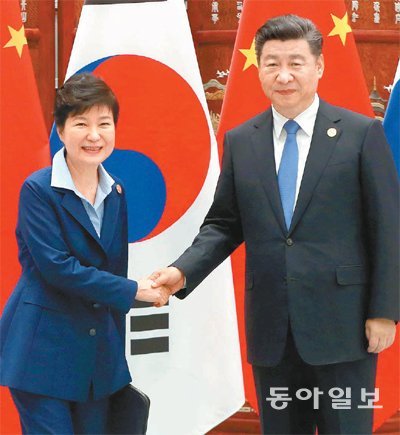 사드 배치 결정 후 첫 한중 정상회담 박근혜 대통령이 5일 주요 20개국(G20) 정상회의가 열린 중국
 항저우 시후 국빈관에서 시진핑 중국 국가주석(오른쪽)과 정상회담을 앞두고 악수하고 있다. 7월 8일 한미 당국이 사드의 한반도 
배치를 결정한 이후 첫 만남인 이번 정상회담에서 양국은 여전한 인식 차를 드러냈다. 항저우=변영욱 기자 cut@donga.com