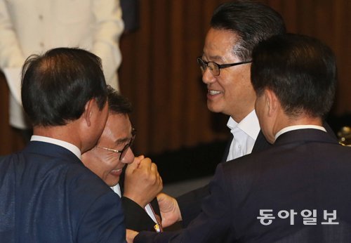 연설직후 야당 찾아간 李대표 새누리당 이정현 대표(왼쪽에서 두 번째)가 5일 국회 본회의장에서 교섭단체 대표 연설을 마친 뒤 국민의당 박지원 비상대책위원장(이 대표 오른쪽)과 웃으며 인사를 나누고 있다. 홍진환 기자 jean@donga.com 연설직후 야당 찾아간 李대표 새누리당 이정현 대표(왼쪽에서 두 번째)가 5일 국회 본회의장에서 교섭단체 대표 연설을 마친 뒤 국민의당 박지원 비상대책위원장(이 대표 오른쪽)과 웃으며 인사를 나누고 있다. 홍진환 기자 jean@donga.com