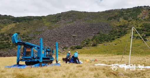 한라산 백록담 분화구 안에 퇴적층을 시추하기 위한 장비가 4일 설치됐다. 6개 지점에서 뽑아낸 퇴적층으로 한라산의 고대 기후와 식생, 생성 연대 등을 밝힌다. 제주=임재영 기자 jy788@donga.com