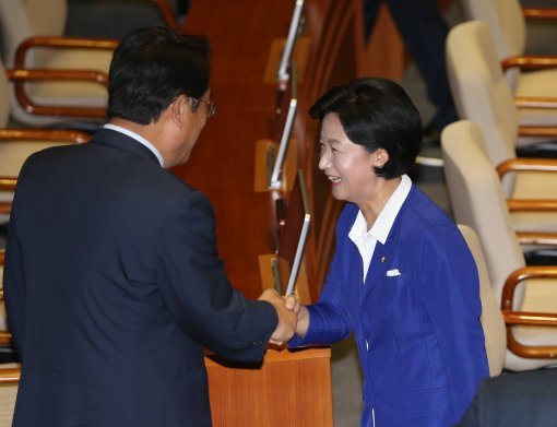 추미애 더불어민주당 대표가 6일 국회 본회의장에서 교섭단체 연설을 마친 뒤 정진석 새누리당 원내대표와 악수하고있다. 신원건 기자