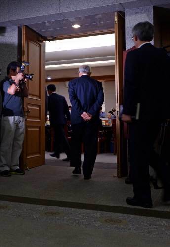 양승태 대법원장이 6일 서울 서초구 대법원에서 열린 전국법원장회의에 참석하고 있다. 이날 양 대법원장은 ‘부장판사 뇌물수수 구속‘과 관련해 대국민 사과를 했다. 이는 세 번째이며 10년 만의 일이다. 김재명 기자