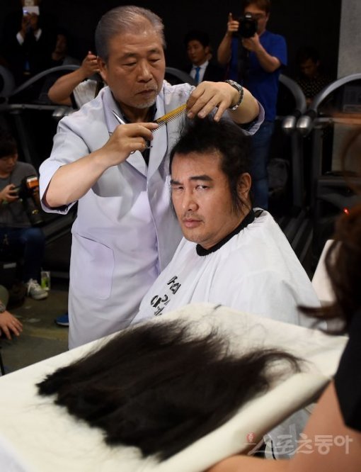 6일 서울 강남구 ROAD FC 압구정 GYM에서 배우 김보성의 ROAD FC 데뷔전 공식 기자회견 및 모발 기부식이 열렸다. 김보성이 모발 기부식에서 자신의 모발을 지켜보고 있다. 김보성의 데뷔전은 12월 10일 장충체육관에서 열리며 김보성의 모발은 의미있는 일에 쓰일 예정이다.  김진환 기자 kwangshin00@donga.com