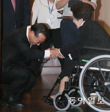 이정현 새누리당 대표와 이희호 여사가 6일 오후 서울 마포구 동교동 김대중도서관 5층 접견실에서 환담을 마친 뒤 인사를 나누고 있다./ 국회사진기자단