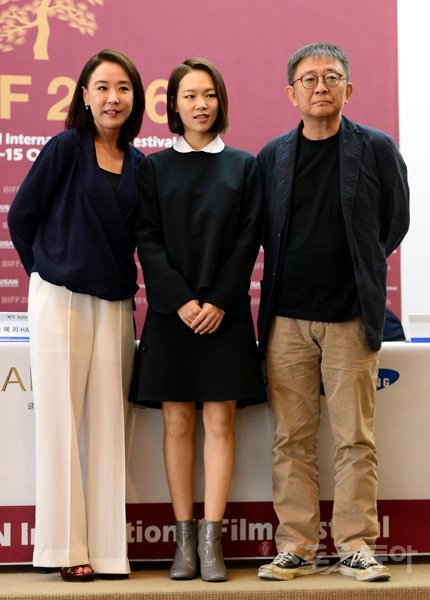 6일 열린 제21회 부산국제영화제 기자회견에 참석한 강수연 부산국제영화제 집행위원장과 개막작 ‘춘몽’의 주연배우 한예리, 연출자인 장률 감독(왼쪽부터). 김민성 기자 marinboy@donga.com