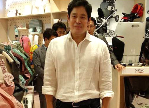 5일 경기 하남시 미사대로 스타필드 하남을 깜짝 방문한 정용진 신세계그룹 부회장이 자신을 촬영하려는 고객들을 위해 포즈를 취했다. 인스타그램 캡처